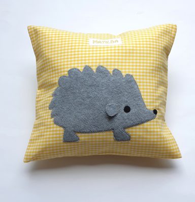 personalisierter, wattierter Kulturbeutel mit Igel aus Vichykarostoff 25 x28 cm
